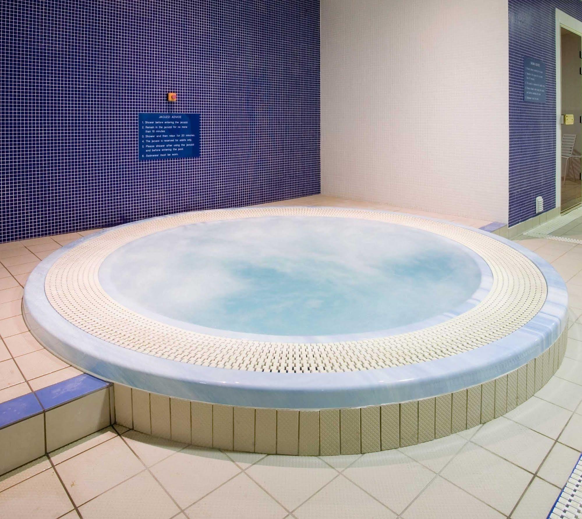 Maldron & Leisure Centre 3*
